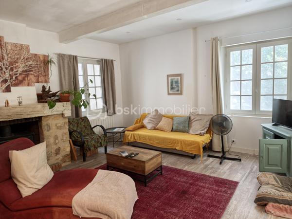 En EXCLUSIVITE nous vous proposons un très bel appartement T6, RENOVE avec GOUT et PASSION. Il se situe au centre ville, dans une petite copropriété sans charges et se déploie sur DEUX NIVEAUX. Il bénéficie d'un double accès.
L'accès du bâtiment se fait par une avenue parallèle à La Bléone proche de toutes commodités. 
Le BIEN est doté de CAVES, d'un ATELIER/RANGEMENT de 20m² environ, d'un GARAGE de 20 m² environ et d'un PARKING PRIVE, FERME et d'un JARDIN PRIVE de 600 m² environ accessible par une autre voie.
Au REZ de JARDIN se trouvent une PIECE borgne de 14,50 m² utilisée comme salle de jeux et DEUX CHAMBRES de 12m² et 9,80m² respectives.  
Un escalier intérieur conduit à l'étage supérieur qui comprend une entrée pour l'accès aux communs, puis un couloir desservant DEUX CHAMBRES de 10,45 et 15,15 m² avec PLACARDS, une SALLE de BAINS de 7m² environ avec LAVABO DOUBLE, une BAIGNOIRE et une CABINE de DOUCHE, un TOILETTE séparé, une BUANDERIE de 9 m² environ, une CUISINE de 15 m² environ,  EQUIPEE et AMENAGEE, indépendante, avec accès à la TERRASSE COUVERTE de 50 m² environ, surplombant le jardin arboré. La PIECE de VIE de 50m² environ offre un ESPACE SALON avec une CHEMINEE équipée d'un INSERT de 2018 et un ESPACE REPAS s'ouvrant également sur la TERRASSE OMBRAGEE.
La maison bénéficie de DOUBLES VITRAGES, de VOLETS ROULANTS au rez de jardin, de RADIATEURS ELECTRIQUES A INERTIE (flamme verte).
Elle est branchée au tout à l'égout