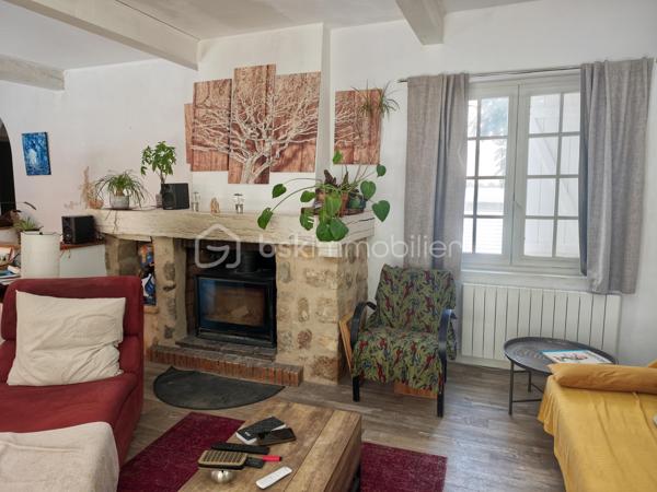 En EXCLUSIVITE nous vous proposons un très bel appartement T6, RENOVE avec GOUT et PASSION. Il se situe au centre ville, dans une petite copropriété sans charges et se déploie sur DEUX NIVEAUX. Il bénéficie d'un double accès.
L'accès du bâtiment se fait par une avenue parallèle à La Bléone proche de toutes commodités. 
Le BIEN est doté de CAVES, d'un ATELIER/RANGEMENT de 20m² environ, d'un GARAGE de 20 m² environ et d'un PARKING PRIVE, FERME et d'un JARDIN PRIVE de 600 m² environ accessible par une autre voie.
Au REZ de JARDIN se trouvent une PIECE borgne de 14,50 m² utilisée comme salle de jeux et DEUX CHAMBRES de 12m² et 9,80m² respectives.  
Un escalier intérieur conduit à l'étage supérieur qui comprend une entrée pour l'accès aux communs, puis un couloir desservant DEUX CHAMBRES de 10,45 et 15,15 m² avec PLACARDS, une SALLE de BAINS de 7m² environ avec LAVABO DOUBLE, une BAIGNOIRE et une CABINE de DOUCHE, un TOILETTE séparé, une BUANDERIE de 9 m² environ, une CUISINE de 15 m² environ,  EQUIPEE et AMENAGEE, indépendante, avec accès à la TERRASSE COUVERTE de 50 m² environ, surplombant le jardin arboré. La PIECE de VIE de 50m² environ offre un ESPACE SALON avec une CHEMINEE équipée d'un INSERT de 2018 et un ESPACE REPAS s'ouvrant également sur la TERRASSE OMBRAGEE.
La maison bénéficie de DOUBLES VITRAGES, de VOLETS ROULANTS au rez de jardin, de RADIATEURS ELECTRIQUES A INERTIE (flamme verte).
Elle est branchée au tout à l'égout