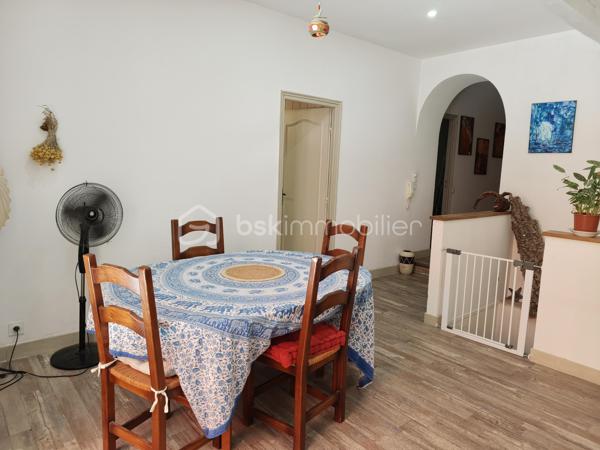En EXCLUSIVITE nous vous proposons un très bel appartement T6, RENOVE avec GOUT et PASSION. Il se situe au centre ville, dans une petite copropriété sans charges et se déploie sur DEUX NIVEAUX. Il bénéficie d'un double accès.
L'accès du bâtiment se fait par une avenue parallèle à La Bléone proche de toutes commodités. 
Le BIEN est doté de CAVES, d'un ATELIER/RANGEMENT de 20m² environ, d'un GARAGE de 20 m² environ et d'un PARKING PRIVE, FERME et d'un JARDIN PRIVE de 600 m² environ accessible par une autre voie.
Au REZ de JARDIN se trouvent une PIECE borgne de 14,50 m² utilisée comme salle de jeux et DEUX CHAMBRES de 12m² et 9,80m² respectives.  
Un escalier intérieur conduit à l'étage supérieur qui comprend une entrée pour l'accès aux communs, puis un couloir desservant DEUX CHAMBRES de 10,45 et 15,15 m² avec PLACARDS, une SALLE de BAINS de 7m² environ avec LAVABO DOUBLE, une BAIGNOIRE et une CABINE de DOUCHE, un TOILETTE séparé, une BUANDERIE de 9 m² environ, une CUISINE de 15 m² environ,  EQUIPEE et AMENAGEE, indépendante, avec accès à la TERRASSE COUVERTE de 50 m² environ, surplombant le jardin arboré. La PIECE de VIE de 50m² environ offre un ESPACE SALON avec une CHEMINEE équipée d'un INSERT de 2018 et un ESPACE REPAS s'ouvrant également sur la TERRASSE OMBRAGEE.
La maison bénéficie de DOUBLES VITRAGES, de VOLETS ROULANTS au rez de jardin, de RADIATEURS ELECTRIQUES A INERTIE (flamme verte).
Elle est branchée au tout à l'égout