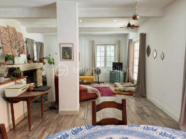 En EXCLUSIVITE nous vous proposons un très bel appartement T6, RENOVE avec GOUT et PASSION. Il se situe au centre ville, dans une petite copropriété sans charges et se déploie sur DEUX NIVEAUX. Il bénéficie d'un double accès.
L'accès du bâtiment se fait par une avenue parallèle à La Bléone proche de toutes commodités. 
Le BIEN est doté de CAVES, d'un ATELIER/RANGEMENT de 20m² environ, d'un GARAGE de 20 m² environ et d'un PARKING PRIVE, FERME et d'un JARDIN PRIVE de 600 m² environ accessible par une autre voie.
Au REZ de JARDIN se trouvent une PIECE borgne de 14,50 m² utilisée comme salle de jeux et DEUX CHAMBRES de 12m² et 9,80m² respectives.  
Un escalier intérieur conduit à l'étage supérieur qui comprend une entrée pour l'accès aux communs, puis un couloir desservant DEUX CHAMBRES de 10,45 et 15,15 m² avec PLACARDS, une SALLE de BAINS de 7m² environ avec LAVABO DOUBLE, une BAIGNOIRE et une CABINE de DOUCHE, un TOILETTE séparé, une BUANDERIE de 9 m² environ, une CUISINE de 15 m² environ,  EQUIPEE et AMENAGEE, indépendante, avec accès à la TERRASSE COUVERTE de 50 m² environ, surplombant le jardin arboré. La PIECE de VIE de 50m² environ offre un ESPACE SALON avec une CHEMINEE équipée d'un INSERT de 2018 et un ESPACE REPAS s'ouvrant également sur la TERRASSE OMBRAGEE.
La maison bénéficie de DOUBLES VITRAGES, de VOLETS ROULANTS au rez de jardin, de RADIATEURS ELECTRIQUES A INERTIE (flamme verte).
Elle est branchée au tout à l'égout