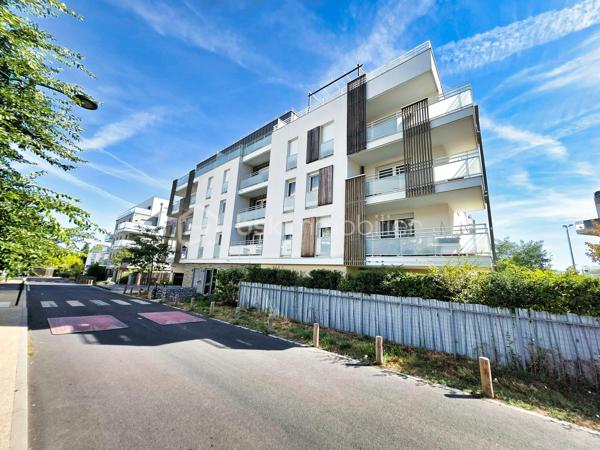 Résidence LES VERGERS (2021), 20 min à pied de la gare de Sannois, accès A115, proche des commodités : écoles, commerces, équipements sportifs.

Appartement très lumineux situé au 3ème étage (sur 4) avec ascenseur. Entrée avec rangements desservant un vaste séjour avec cuisine donnant sur balcon filant (double exposition), 2 chambres, salle de bains, wc séparés. Chauffage et eau chaude collectifs au gaz compris dans les charges. Double stationnement boxable en sous-sol (dont une place handicapée). Local encombrants, local vélo, jardin potager partagé.

+++ Appartement neuf, RT 2012, PMR, DPE B, parfait état
+++ Balcon avec vue dégagée, luminosité
+++ Copropriété conviviale et pleine de charme
.