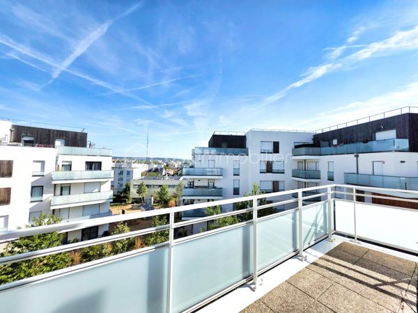 Résidence LES VERGERS (2021), 20 min à pied de la gare de Sannois, accès A115, proche des commodités : écoles, commerces, équipements sportifs.

Appartement très lumineux situé au 3ème étage (sur 4) avec ascenseur. Entrée avec rangements desservant un vaste séjour avec cuisine donnant sur balcon filant (double exposition), 2 chambres, salle de bains, wc séparés. Chauffage et eau chaude collectifs au gaz compris dans les charges. Double stationnement boxable en sous-sol (dont une place handicapée). Local encombrants, local vélo, jardin potager partagé.

+++ Appartement neuf, RT 2012, PMR, DPE B, parfait état
+++ Balcon avec vue dégagée, luminosité
+++ Copropriété conviviale et pleine de charme
.