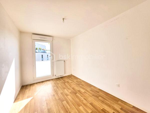 Résidence LES VERGERS (2021), 20 min à pied de la gare de Sannois, accès A115, proche des commodités : écoles, commerces, équipements sportifs.

Appartement très lumineux situé au 3ème étage (sur 4) avec ascenseur. Entrée avec rangements desservant un vaste séjour avec cuisine donnant sur balcon filant (double exposition), 2 chambres, salle de bains, wc séparés. Chauffage et eau chaude collectifs au gaz compris dans les charges. Double stationnement boxable en sous-sol (dont une place handicapée). Local encombrants, local vélo, jardin potager partagé.

+++ Appartement neuf, RT 2012, PMR, DPE B, parfait état
+++ Balcon avec vue dégagée, luminosité
+++ Copropriété conviviale et pleine de charme
.