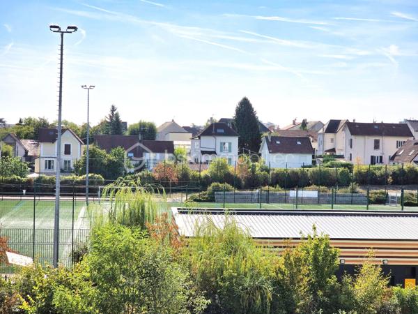 Résidence LES VERGERS (2021), 20 min à pied de la gare de Sannois, accès A115, proche des commodités : écoles, commerces, équipements sportifs.

Appartement très lumineux situé au 3ème étage (sur 4) avec ascenseur. Entrée avec rangements desservant un vaste séjour avec cuisine donnant sur balcon filant (double exposition), 2 chambres, salle de bains, wc séparés. Chauffage et eau chaude collectifs au gaz compris dans les charges. Double stationnement boxable en sous-sol (dont une place handicapée). Local encombrants, local vélo, jardin potager partagé.

+++ Appartement neuf, RT 2012, PMR, DPE B, parfait état
+++ Balcon avec vue dégagée, luminosité
+++ Copropriété conviviale et pleine de charme
.