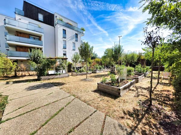 Résidence LES VERGERS (2021), 20 min à pied de la gare de Sannois, accès A115, proche des commodités : écoles, commerces, équipements sportifs.

Appartement très lumineux situé au 3ème étage (sur 4) avec ascenseur. Entrée avec rangements desservant un vaste séjour avec cuisine donnant sur balcon filant (double exposition), 2 chambres, salle de bains, wc séparés. Chauffage et eau chaude collectifs au gaz compris dans les charges. Double stationnement boxable en sous-sol (dont une place handicapée). Local encombrants, local vélo, jardin potager partagé.

+++ Appartement neuf, RT 2012, PMR, DPE B, parfait état
+++ Balcon avec vue dégagée, luminosité
+++ Copropriété conviviale et pleine de charme
.
