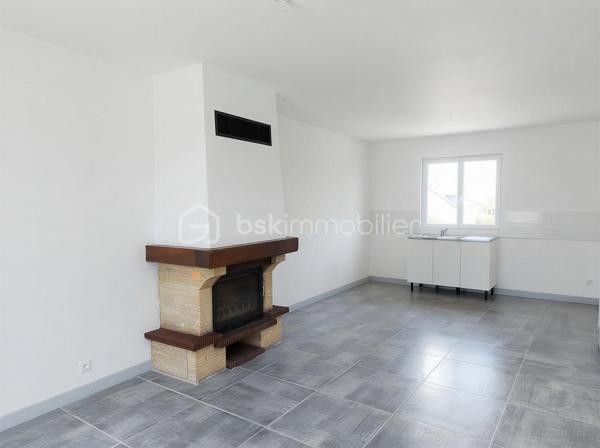 Idéalement située, cette belle maison de ville rénovée avec soin vous séduira par sa tranquillité, son absence totale de vis-à-vis et ses prestations récentes. Aucun travail à prévoir, vous n'avez plus qu'à vous installer !

Entrée accueillante, Séjour lumineux et agréable, Chambre au calme, Salle d'eau fonctionnelle, WC séparés

Extérieurs :

Petit jardin intime et arboré

Terrasse idéale pour vos repas en extérieur

Abri de jardin pratique pour le rangement

Travaux récents pour un confort optimal et des économies d'énergie :

Menuiseries extérieures changées

Volets récents

Électricité entièrement remise aux normes

Radiateurs neufs

Ballon d'eau chaude thermodynamique

Une opportunité rare sur le secteur, idéale pour un premier achat ou un investissement.