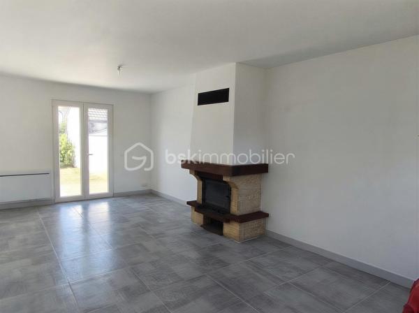 Idéalement située, cette belle maison de ville rénovée avec soin vous séduira par sa tranquillité, son absence totale de vis-à-vis et ses prestations récentes. Aucun travail à prévoir, vous n'avez plus qu'à vous installer !

Entrée accueillante, Séjour lumineux et agréable, Chambre au calme, Salle d'eau fonctionnelle, WC séparés

Extérieurs :

Petit jardin intime et arboré

Terrasse idéale pour vos repas en extérieur

Abri de jardin pratique pour le rangement

Travaux récents pour un confort optimal et des économies d'énergie :

Menuiseries extérieures changées

Volets récents

Électricité entièrement remise aux normes

Radiateurs neufs

Ballon d'eau chaude thermodynamique

Une opportunité rare sur le secteur, idéale pour un premier achat ou un investissement.