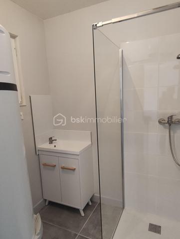 Idéalement située, cette belle maison de ville rénovée avec soin vous séduira par sa tranquillité, son absence totale de vis-à-vis et ses prestations récentes. Aucun travail à prévoir, vous n'avez plus qu'à vous installer !

Entrée accueillante, Séjour lumineux et agréable, Chambre au calme, Salle d'eau fonctionnelle, WC séparés

Extérieurs :

Petit jardin intime et arboré

Terrasse idéale pour vos repas en extérieur

Abri de jardin pratique pour le rangement

Travaux récents pour un confort optimal et des économies d'énergie :

Menuiseries extérieures changées

Volets récents

Électricité entièrement remise aux normes

Radiateurs neufs

Ballon d'eau chaude thermodynamique

Une opportunité rare sur le secteur, idéale pour un premier achat ou un investissement.