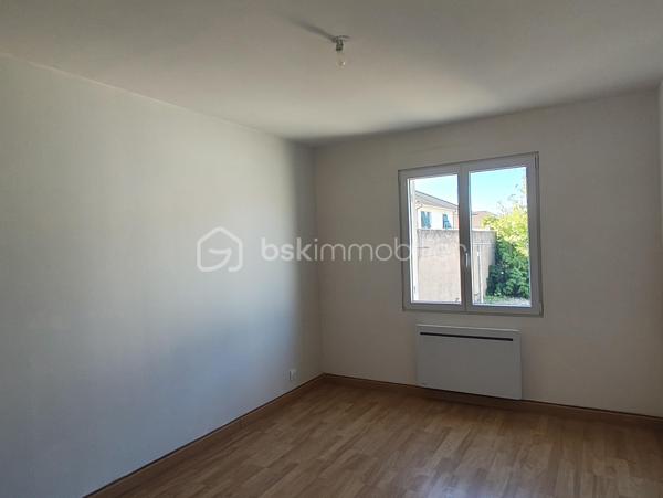 Idéalement située, cette belle maison de ville rénovée avec soin vous séduira par sa tranquillité, son absence totale de vis-à-vis et ses prestations récentes. Aucun travail à prévoir, vous n'avez plus qu'à vous installer !

Entrée accueillante, Séjour lumineux et agréable, Chambre au calme, Salle d'eau fonctionnelle, WC séparés

Extérieurs :

Petit jardin intime et arboré

Terrasse idéale pour vos repas en extérieur

Abri de jardin pratique pour le rangement

Travaux récents pour un confort optimal et des économies d'énergie :

Menuiseries extérieures changées

Volets récents

Électricité entièrement remise aux normes

Radiateurs neufs

Ballon d'eau chaude thermodynamique

Une opportunité rare sur le secteur, idéale pour un premier achat ou un investissement.