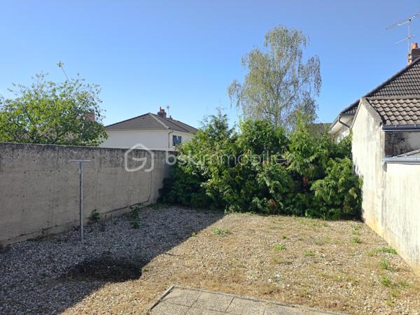 Idéalement située, cette belle maison de ville rénovée avec soin vous séduira par sa tranquillité, son absence totale de vis-à-vis et ses prestations récentes. Aucun travail à prévoir, vous n'avez plus qu'à vous installer !

Entrée accueillante, Séjour lumineux et agréable, Chambre au calme, Salle d'eau fonctionnelle, WC séparés

Extérieurs :

Petit jardin intime et arboré

Terrasse idéale pour vos repas en extérieur

Abri de jardin pratique pour le rangement

Travaux récents pour un confort optimal et des économies d'énergie :

Menuiseries extérieures changées

Volets récents

Électricité entièrement remise aux normes

Radiateurs neufs

Ballon d'eau chaude thermodynamique

Une opportunité rare sur le secteur, idéale pour un premier achat ou un investissement.