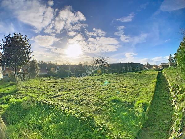 Terrain constructible à vendre viabilisé en hyper centre de Mouzillon à 2min à pieds des commodités, des écoles, à 3min de l'axe Nantes-Cholet, à 5min de Vallet, à 7min de Clisson et de sa gare, à 5min de la gare du Pallet et à 25min de Nantes.