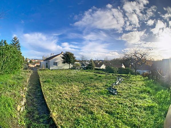 Terrain constructible à vendre viabilisé en hyper centre de Mouzillon à 2min à pieds des commodités, des écoles, à 3min de l'axe Nantes-Cholet, à 5min de Vallet, à 7min de Clisson et de sa gare, à 5min de la gare du Pallet et à 25min de Nantes.
