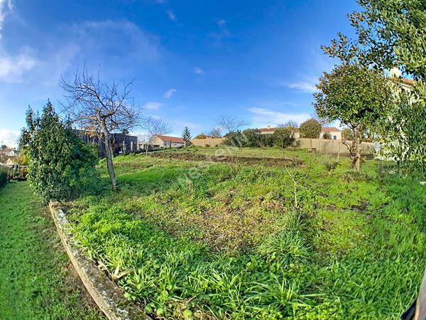 Terrain constructible à vendre viabilisé en hyper centre de Mouzillon à 2min à pieds des commodités, des écoles, à 3min de l'axe Nantes-Cholet, à 5min de Vallet, à 7min de Clisson et de sa gare, à 5min de la gare du Pallet et à 25min de Nantes.