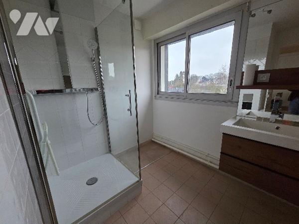 YVETOT, appartement de 79.65 m² au 2ème étage avec ascenseur,  2 chambres, 1 garage individuel.