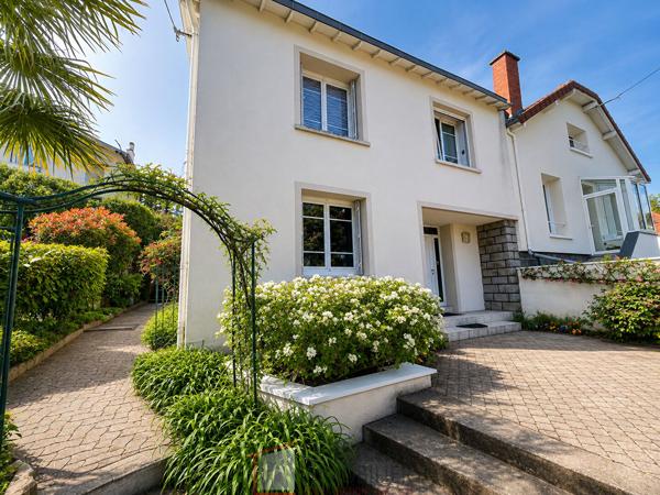 Royat - Maison avec panorama, jardin, terrasses et spa / 7 Pièces principales / 185 m² / Parcelle 942 m²