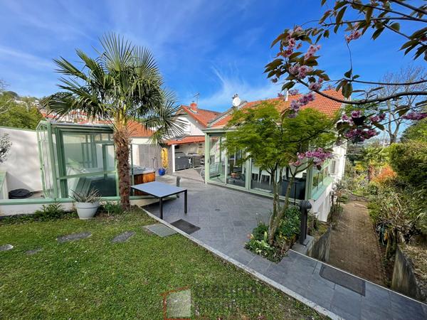 Royat - Maison avec panorama, jardin, terrasses et spa / 7 Pièces principales / 185 m² / Parcelle 942 m²