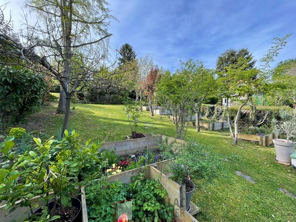 Royat - Maison avec panorama, jardin, terrasses et spa / 7 Pièces principales / 185 m² / Parcelle 942 m²