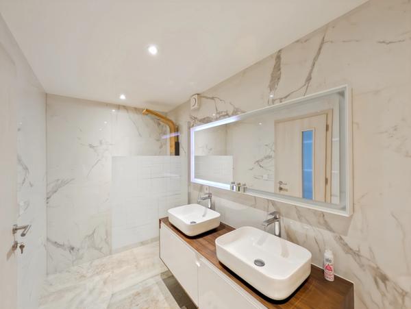 Maison à vendre 5 pièces EVIAN LES BAINS (74) Chalet Rénové au calme avec Piscine face au lac Léman