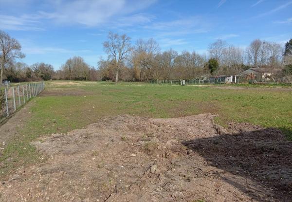 jolie terrain à bâtir à Saint-Médard-de-Guizières