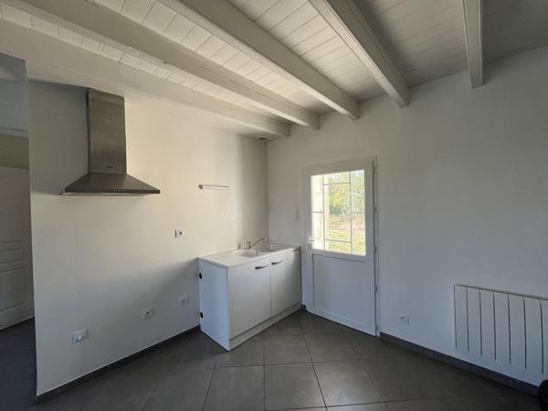 Maison à louer 890 € CC La Ronde 5 p 130 m² DPE D