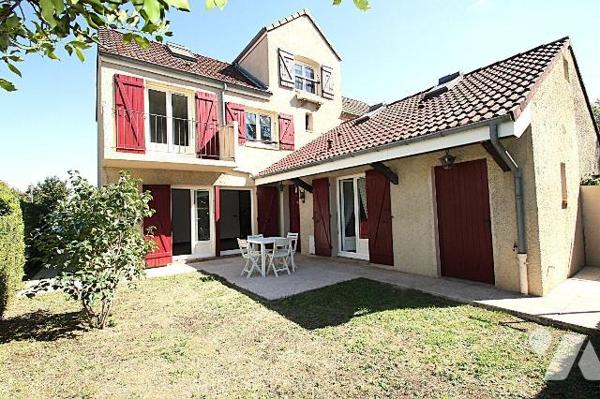 Dans un coin de verdure, et sur un terrain de 175 m², maison de 98 m² comprenant : en rez-de-ja...