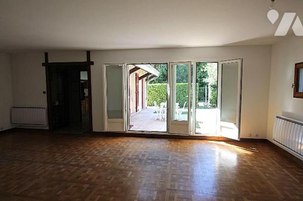 Dans un coin de verdure, et sur un terrain de 175 m², maison de 98 m² comprenant : en rez-de-ja...