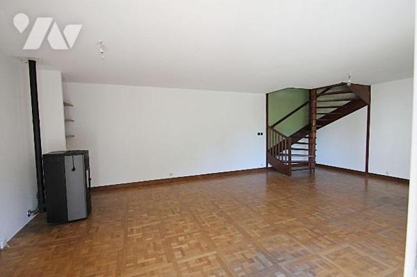 Dans un coin de verdure, et sur un terrain de 175 m², maison de 98 m² comprenant : en rez-de-ja...