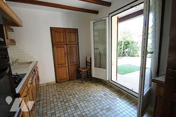 Dans un coin de verdure, et sur un terrain de 175 m², maison de 98 m² comprenant : en rez-de-ja...