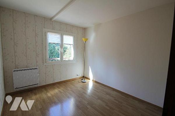 Dans un coin de verdure, et sur un terrain de 175 m², maison de 98 m² comprenant : en rez-de-ja...
