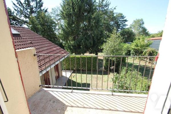 Dans un coin de verdure, et sur un terrain de 175 m², maison de 98 m² comprenant : en rez-de-ja...