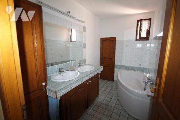 Dans un coin de verdure, et sur un terrain de 175 m², maison de 98 m² comprenant : en rez-de-ja...