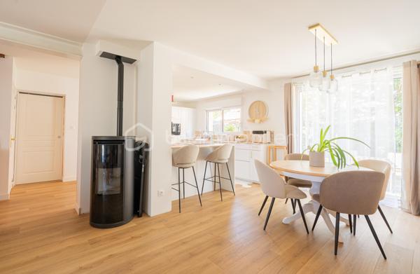 Au coeur de  Villevêque, dans un quartier résidentiel agréable, découvrez cette jolie maison familiale de 124 m² environ , entièrement rénovée en 2023, où confort, modernité et douceur de vivre se conjuguent harmonieusement.

Dès l'entrée, vous serez séduit par son atmosphère chaleureuse, sa décoration soignée et ses espaces parfaitement aménagés. Une maison pleine de charme, prête à accueillir votre famille !
Le rez-de-chaussée s'articule autour d'une superbe pièce de vie de 57m² comprenant un salon, un séjour et une cuisine ouverte, aménagée et équipée. Un espace généreux et accueillant, idéal pour partager de beaux moments en famille ou recevoir vos proches.
Ce niveau dispose également d'une buanderie fonctionnelle , d'un WC séparé et d'une belle suite parentale avec dressing et salle d'eau privative, offrant un véritable espace de confort et d'intimité.
À l'étage, vous découvrirez 3 chambres , permettant à chacun de profiter de son propre espace, ainsi qu'une salle de bains et un WC indépendant. Une configuration pratique et agréable pour répondre aux besoins d'une famille.
Implantée sur une parcelle de 448 m², la maison bénéficie d'un jardin qui complète agréablement l'ensemble et permet de profiter des beaux jours en toute simplicité.

Ses nombreux atouts, ses volumes généreux, son agencement fonctionnel et la qualité de sa rénovation en font une maison familiale pleine de charme, où l’on se sent immédiatement chez soi. Un bien qui allie harmonieusement confort, esthétisme et qualité de vie.
Une visite s'impose pour découvrir tout son potentiel et son atmosphère si accueillante !