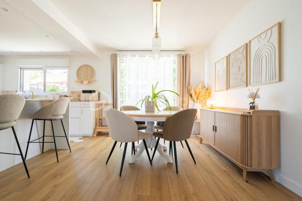 Au coeur de  Villevêque, dans un quartier résidentiel agréable, découvrez cette jolie maison familiale de 124 m² environ , entièrement rénovée en 2023, où confort, modernité et douceur de vivre se conjuguent harmonieusement.

Dès l'entrée, vous serez séduit par son atmosphère chaleureuse, sa décoration soignée et ses espaces parfaitement aménagés. Une maison pleine de charme, prête à accueillir votre famille !
Le rez-de-chaussée s'articule autour d'une superbe pièce de vie de 57m² comprenant un salon, un séjour et une cuisine ouverte, aménagée et équipée. Un espace généreux et accueillant, idéal pour partager de beaux moments en famille ou recevoir vos proches.
Ce niveau dispose également d'une buanderie fonctionnelle , d'un WC séparé et d'une belle suite parentale avec dressing et salle d'eau privative, offrant un véritable espace de confort et d'intimité.
À l'étage, vous découvrirez 3 chambres , permettant à chacun de profiter de son propre espace, ainsi qu'une salle de bains et un WC indépendant. Une configuration pratique et agréable pour répondre aux besoins d'une famille.
Implantée sur une parcelle de 448 m², la maison bénéficie d'un jardin qui complète agréablement l'ensemble et permet de profiter des beaux jours en toute simplicité.

Ses nombreux atouts, ses volumes généreux, son agencement fonctionnel et la qualité de sa rénovation en font une maison familiale pleine de charme, où l’on se sent immédiatement chez soi. Un bien qui allie harmonieusement confort, esthétisme et qualité de vie.
Une visite s'impose pour découvrir tout son potentiel et son atmosphère si accueillante !