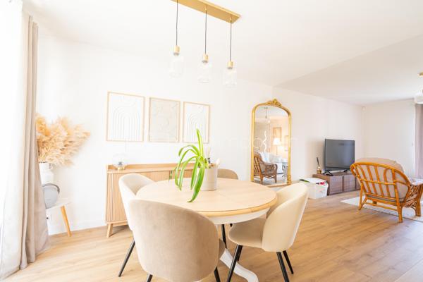 Au coeur de  Villevêque, dans un quartier résidentiel agréable, découvrez cette jolie maison familiale de 124 m² environ , entièrement rénovée en 2023, où confort, modernité et douceur de vivre se conjuguent harmonieusement.

Dès l'entrée, vous serez séduit par son atmosphère chaleureuse, sa décoration soignée et ses espaces parfaitement aménagés. Une maison pleine de charme, prête à accueillir votre famille !
Le rez-de-chaussée s'articule autour d'une superbe pièce de vie de 57m² comprenant un salon, un séjour et une cuisine ouverte, aménagée et équipée. Un espace généreux et accueillant, idéal pour partager de beaux moments en famille ou recevoir vos proches.
Ce niveau dispose également d'une buanderie fonctionnelle , d'un WC séparé et d'une belle suite parentale avec dressing et salle d'eau privative, offrant un véritable espace de confort et d'intimité.
À l'étage, vous découvrirez 3 chambres , permettant à chacun de profiter de son propre espace, ainsi qu'une salle de bains et un WC indépendant. Une configuration pratique et agréable pour répondre aux besoins d'une famille.
Implantée sur une parcelle de 448 m², la maison bénéficie d'un jardin qui complète agréablement l'ensemble et permet de profiter des beaux jours en toute simplicité.

Ses nombreux atouts, ses volumes généreux, son agencement fonctionnel et la qualité de sa rénovation en font une maison familiale pleine de charme, où l’on se sent immédiatement chez soi. Un bien qui allie harmonieusement confort, esthétisme et qualité de vie.
Une visite s'impose pour découvrir tout son potentiel et son atmosphère si accueillante !