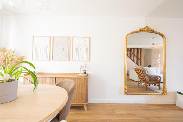 Au coeur de  Villevêque, dans un quartier résidentiel agréable, découvrez cette jolie maison familiale de 124 m² environ , entièrement rénovée en 2023, où confort, modernité et douceur de vivre se conjuguent harmonieusement.

Dès l'entrée, vous serez séduit par son atmosphère chaleureuse, sa décoration soignée et ses espaces parfaitement aménagés. Une maison pleine de charme, prête à accueillir votre famille !
Le rez-de-chaussée s'articule autour d'une superbe pièce de vie de 57m² comprenant un salon, un séjour et une cuisine ouverte, aménagée et équipée. Un espace généreux et accueillant, idéal pour partager de beaux moments en famille ou recevoir vos proches.
Ce niveau dispose également d'une buanderie fonctionnelle , d'un WC séparé et d'une belle suite parentale avec dressing et salle d'eau privative, offrant un véritable espace de confort et d'intimité.
À l'étage, vous découvrirez 3 chambres , permettant à chacun de profiter de son propre espace, ainsi qu'une salle de bains et un WC indépendant. Une configuration pratique et agréable pour répondre aux besoins d'une famille.
Implantée sur une parcelle de 448 m², la maison bénéficie d'un jardin qui complète agréablement l'ensemble et permet de profiter des beaux jours en toute simplicité.

Ses nombreux atouts, ses volumes généreux, son agencement fonctionnel et la qualité de sa rénovation en font une maison familiale pleine de charme, où l’on se sent immédiatement chez soi. Un bien qui allie harmonieusement confort, esthétisme et qualité de vie.
Une visite s'impose pour découvrir tout son potentiel et son atmosphère si accueillante !