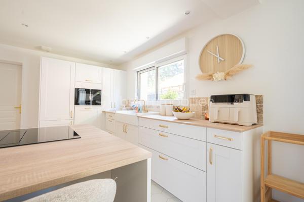 Au coeur de  Villevêque, dans un quartier résidentiel agréable, découvrez cette jolie maison familiale de 124 m² environ , entièrement rénovée en 2023, où confort, modernité et douceur de vivre se conjuguent harmonieusement.

Dès l'entrée, vous serez séduit par son atmosphère chaleureuse, sa décoration soignée et ses espaces parfaitement aménagés. Une maison pleine de charme, prête à accueillir votre famille !
Le rez-de-chaussée s'articule autour d'une superbe pièce de vie de 57m² comprenant un salon, un séjour et une cuisine ouverte, aménagée et équipée. Un espace généreux et accueillant, idéal pour partager de beaux moments en famille ou recevoir vos proches.
Ce niveau dispose également d'une buanderie fonctionnelle , d'un WC séparé et d'une belle suite parentale avec dressing et salle d'eau privative, offrant un véritable espace de confort et d'intimité.
À l'étage, vous découvrirez 3 chambres , permettant à chacun de profiter de son propre espace, ainsi qu'une salle de bains et un WC indépendant. Une configuration pratique et agréable pour répondre aux besoins d'une famille.
Implantée sur une parcelle de 448 m², la maison bénéficie d'un jardin qui complète agréablement l'ensemble et permet de profiter des beaux jours en toute simplicité.

Ses nombreux atouts, ses volumes généreux, son agencement fonctionnel et la qualité de sa rénovation en font une maison familiale pleine de charme, où l’on se sent immédiatement chez soi. Un bien qui allie harmonieusement confort, esthétisme et qualité de vie.
Une visite s'impose pour découvrir tout son potentiel et son atmosphère si accueillante !