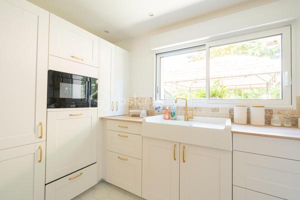 Au coeur de  Villevêque, dans un quartier résidentiel agréable, découvrez cette jolie maison familiale de 124 m² environ , entièrement rénovée en 2023, où confort, modernité et douceur de vivre se conjuguent harmonieusement.

Dès l'entrée, vous serez séduit par son atmosphère chaleureuse, sa décoration soignée et ses espaces parfaitement aménagés. Une maison pleine de charme, prête à accueillir votre famille !
Le rez-de-chaussée s'articule autour d'une superbe pièce de vie de 57m² comprenant un salon, un séjour et une cuisine ouverte, aménagée et équipée. Un espace généreux et accueillant, idéal pour partager de beaux moments en famille ou recevoir vos proches.
Ce niveau dispose également d'une buanderie fonctionnelle , d'un WC séparé et d'une belle suite parentale avec dressing et salle d'eau privative, offrant un véritable espace de confort et d'intimité.
À l'étage, vous découvrirez 3 chambres , permettant à chacun de profiter de son propre espace, ainsi qu'une salle de bains et un WC indépendant. Une configuration pratique et agréable pour répondre aux besoins d'une famille.
Implantée sur une parcelle de 448 m², la maison bénéficie d'un jardin qui complète agréablement l'ensemble et permet de profiter des beaux jours en toute simplicité.

Ses nombreux atouts, ses volumes généreux, son agencement fonctionnel et la qualité de sa rénovation en font une maison familiale pleine de charme, où l’on se sent immédiatement chez soi. Un bien qui allie harmonieusement confort, esthétisme et qualité de vie.
Une visite s'impose pour découvrir tout son potentiel et son atmosphère si accueillante !