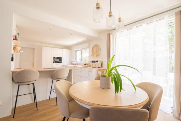 Au coeur de  Villevêque, dans un quartier résidentiel agréable, découvrez cette jolie maison familiale de 124 m² environ , entièrement rénovée en 2023, où confort, modernité et douceur de vivre se conjuguent harmonieusement.

Dès l'entrée, vous serez séduit par son atmosphère chaleureuse, sa décoration soignée et ses espaces parfaitement aménagés. Une maison pleine de charme, prête à accueillir votre famille !
Le rez-de-chaussée s'articule autour d'une superbe pièce de vie de 57m² comprenant un salon, un séjour et une cuisine ouverte, aménagée et équipée. Un espace généreux et accueillant, idéal pour partager de beaux moments en famille ou recevoir vos proches.
Ce niveau dispose également d'une buanderie fonctionnelle , d'un WC séparé et d'une belle suite parentale avec dressing et salle d'eau privative, offrant un véritable espace de confort et d'intimité.
À l'étage, vous découvrirez 3 chambres , permettant à chacun de profiter de son propre espace, ainsi qu'une salle de bains et un WC indépendant. Une configuration pratique et agréable pour répondre aux besoins d'une famille.
Implantée sur une parcelle de 448 m², la maison bénéficie d'un jardin qui complète agréablement l'ensemble et permet de profiter des beaux jours en toute simplicité.

Ses nombreux atouts, ses volumes généreux, son agencement fonctionnel et la qualité de sa rénovation en font une maison familiale pleine de charme, où l’on se sent immédiatement chez soi. Un bien qui allie harmonieusement confort, esthétisme et qualité de vie.
Une visite s'impose pour découvrir tout son potentiel et son atmosphère si accueillante !