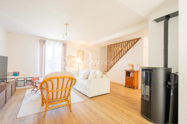 Au coeur de  Villevêque, dans un quartier résidentiel agréable, découvrez cette jolie maison familiale de 124 m² environ , entièrement rénovée en 2023, où confort, modernité et douceur de vivre se conjuguent harmonieusement.

Dès l'entrée, vous serez séduit par son atmosphère chaleureuse, sa décoration soignée et ses espaces parfaitement aménagés. Une maison pleine de charme, prête à accueillir votre famille !
Le rez-de-chaussée s'articule autour d'une superbe pièce de vie de 57m² comprenant un salon, un séjour et une cuisine ouverte, aménagée et équipée. Un espace généreux et accueillant, idéal pour partager de beaux moments en famille ou recevoir vos proches.
Ce niveau dispose également d'une buanderie fonctionnelle , d'un WC séparé et d'une belle suite parentale avec dressing et salle d'eau privative, offrant un véritable espace de confort et d'intimité.
À l'étage, vous découvrirez 3 chambres , permettant à chacun de profiter de son propre espace, ainsi qu'une salle de bains et un WC indépendant. Une configuration pratique et agréable pour répondre aux besoins d'une famille.
Implantée sur une parcelle de 448 m², la maison bénéficie d'un jardin qui complète agréablement l'ensemble et permet de profiter des beaux jours en toute simplicité.

Ses nombreux atouts, ses volumes généreux, son agencement fonctionnel et la qualité de sa rénovation en font une maison familiale pleine de charme, où l’on se sent immédiatement chez soi. Un bien qui allie harmonieusement confort, esthétisme et qualité de vie.
Une visite s'impose pour découvrir tout son potentiel et son atmosphère si accueillante !
