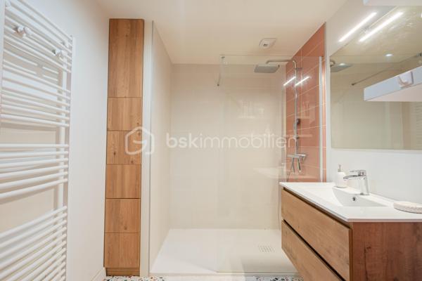 Au coeur de  Villevêque, dans un quartier résidentiel agréable, découvrez cette jolie maison familiale de 124 m² environ , entièrement rénovée en 2023, où confort, modernité et douceur de vivre se conjuguent harmonieusement.

Dès l'entrée, vous serez séduit par son atmosphère chaleureuse, sa décoration soignée et ses espaces parfaitement aménagés. Une maison pleine de charme, prête à accueillir votre famille !
Le rez-de-chaussée s'articule autour d'une superbe pièce de vie de 57m² comprenant un salon, un séjour et une cuisine ouverte, aménagée et équipée. Un espace généreux et accueillant, idéal pour partager de beaux moments en famille ou recevoir vos proches.
Ce niveau dispose également d'une buanderie fonctionnelle , d'un WC séparé et d'une belle suite parentale avec dressing et salle d'eau privative, offrant un véritable espace de confort et d'intimité.
À l'étage, vous découvrirez 3 chambres , permettant à chacun de profiter de son propre espace, ainsi qu'une salle de bains et un WC indépendant. Une configuration pratique et agréable pour répondre aux besoins d'une famille.
Implantée sur une parcelle de 448 m², la maison bénéficie d'un jardin qui complète agréablement l'ensemble et permet de profiter des beaux jours en toute simplicité.

Ses nombreux atouts, ses volumes généreux, son agencement fonctionnel et la qualité de sa rénovation en font une maison familiale pleine de charme, où l’on se sent immédiatement chez soi. Un bien qui allie harmonieusement confort, esthétisme et qualité de vie.
Une visite s'impose pour découvrir tout son potentiel et son atmosphère si accueillante !