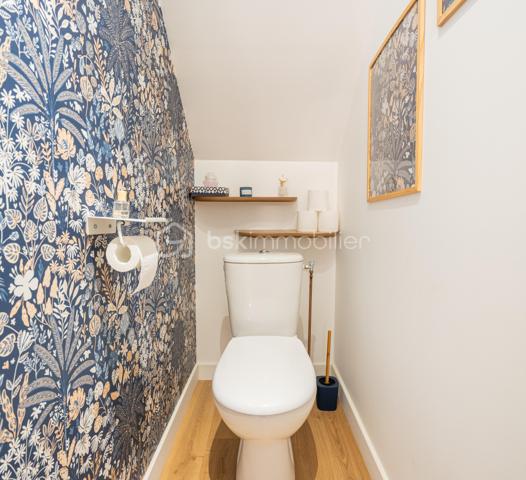 Au coeur de  Villevêque, dans un quartier résidentiel agréable, découvrez cette jolie maison familiale de 124 m² environ , entièrement rénovée en 2023, où confort, modernité et douceur de vivre se conjuguent harmonieusement.

Dès l'entrée, vous serez séduit par son atmosphère chaleureuse, sa décoration soignée et ses espaces parfaitement aménagés. Une maison pleine de charme, prête à accueillir votre famille !
Le rez-de-chaussée s'articule autour d'une superbe pièce de vie de 57m² comprenant un salon, un séjour et une cuisine ouverte, aménagée et équipée. Un espace généreux et accueillant, idéal pour partager de beaux moments en famille ou recevoir vos proches.
Ce niveau dispose également d'une buanderie fonctionnelle , d'un WC séparé et d'une belle suite parentale avec dressing et salle d'eau privative, offrant un véritable espace de confort et d'intimité.
À l'étage, vous découvrirez 3 chambres , permettant à chacun de profiter de son propre espace, ainsi qu'une salle de bains et un WC indépendant. Une configuration pratique et agréable pour répondre aux besoins d'une famille.
Implantée sur une parcelle de 448 m², la maison bénéficie d'un jardin qui complète agréablement l'ensemble et permet de profiter des beaux jours en toute simplicité.

Ses nombreux atouts, ses volumes généreux, son agencement fonctionnel et la qualité de sa rénovation en font une maison familiale pleine de charme, où l’on se sent immédiatement chez soi. Un bien qui allie harmonieusement confort, esthétisme et qualité de vie.
Une visite s'impose pour découvrir tout son potentiel et son atmosphère si accueillante !