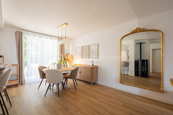 Au coeur de  Villevêque, dans un quartier résidentiel agréable, découvrez cette jolie maison familiale de 124 m² environ , entièrement rénovée en 2023, où confort, modernité et douceur de vivre se conjuguent harmonieusement.

Dès l'entrée, vous serez séduit par son atmosphère chaleureuse, sa décoration soignée et ses espaces parfaitement aménagés. Une maison pleine de charme, prête à accueillir votre famille !
Le rez-de-chaussée s'articule autour d'une superbe pièce de vie de 57m² comprenant un salon, un séjour et une cuisine ouverte, aménagée et équipée. Un espace généreux et accueillant, idéal pour partager de beaux moments en famille ou recevoir vos proches.
Ce niveau dispose également d'une buanderie fonctionnelle , d'un WC séparé et d'une belle suite parentale avec dressing et salle d'eau privative, offrant un véritable espace de confort et d'intimité.
À l'étage, vous découvrirez 3 chambres , permettant à chacun de profiter de son propre espace, ainsi qu'une salle de bains et un WC indépendant. Une configuration pratique et agréable pour répondre aux besoins d'une famille.
Implantée sur une parcelle de 448 m², la maison bénéficie d'un jardin qui complète agréablement l'ensemble et permet de profiter des beaux jours en toute simplicité.

Ses nombreux atouts, ses volumes généreux, son agencement fonctionnel et la qualité de sa rénovation en font une maison familiale pleine de charme, où l’on se sent immédiatement chez soi. Un bien qui allie harmonieusement confort, esthétisme et qualité de vie.
Une visite s'impose pour découvrir tout son potentiel et son atmosphère si accueillante !