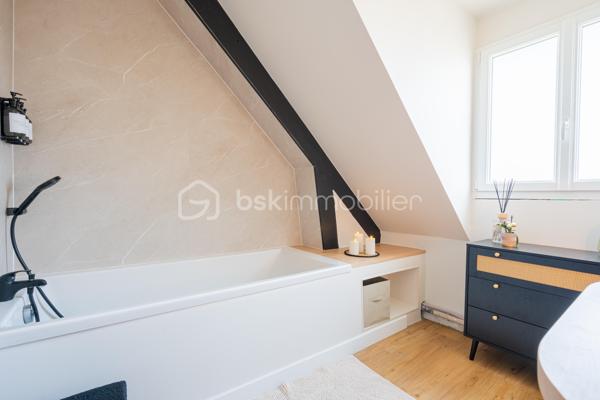 Au coeur de  Villevêque, dans un quartier résidentiel agréable, découvrez cette jolie maison familiale de 124 m² environ , entièrement rénovée en 2023, où confort, modernité et douceur de vivre se conjuguent harmonieusement.

Dès l'entrée, vous serez séduit par son atmosphère chaleureuse, sa décoration soignée et ses espaces parfaitement aménagés. Une maison pleine de charme, prête à accueillir votre famille !
Le rez-de-chaussée s'articule autour d'une superbe pièce de vie de 57m² comprenant un salon, un séjour et une cuisine ouverte, aménagée et équipée. Un espace généreux et accueillant, idéal pour partager de beaux moments en famille ou recevoir vos proches.
Ce niveau dispose également d'une buanderie fonctionnelle , d'un WC séparé et d'une belle suite parentale avec dressing et salle d'eau privative, offrant un véritable espace de confort et d'intimité.
À l'étage, vous découvrirez 3 chambres , permettant à chacun de profiter de son propre espace, ainsi qu'une salle de bains et un WC indépendant. Une configuration pratique et agréable pour répondre aux besoins d'une famille.
Implantée sur une parcelle de 448 m², la maison bénéficie d'un jardin qui complète agréablement l'ensemble et permet de profiter des beaux jours en toute simplicité.

Ses nombreux atouts, ses volumes généreux, son agencement fonctionnel et la qualité de sa rénovation en font une maison familiale pleine de charme, où l’on se sent immédiatement chez soi. Un bien qui allie harmonieusement confort, esthétisme et qualité de vie.
Une visite s'impose pour découvrir tout son potentiel et son atmosphère si accueillante !