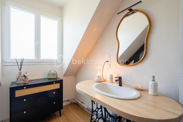 Au coeur de  Villevêque, dans un quartier résidentiel agréable, découvrez cette jolie maison familiale de 124 m² environ , entièrement rénovée en 2023, où confort, modernité et douceur de vivre se conjuguent harmonieusement.

Dès l'entrée, vous serez séduit par son atmosphère chaleureuse, sa décoration soignée et ses espaces parfaitement aménagés. Une maison pleine de charme, prête à accueillir votre famille !
Le rez-de-chaussée s'articule autour d'une superbe pièce de vie de 57m² comprenant un salon, un séjour et une cuisine ouverte, aménagée et équipée. Un espace généreux et accueillant, idéal pour partager de beaux moments en famille ou recevoir vos proches.
Ce niveau dispose également d'une buanderie fonctionnelle , d'un WC séparé et d'une belle suite parentale avec dressing et salle d'eau privative, offrant un véritable espace de confort et d'intimité.
À l'étage, vous découvrirez 3 chambres , permettant à chacun de profiter de son propre espace, ainsi qu'une salle de bains et un WC indépendant. Une configuration pratique et agréable pour répondre aux besoins d'une famille.
Implantée sur une parcelle de 448 m², la maison bénéficie d'un jardin qui complète agréablement l'ensemble et permet de profiter des beaux jours en toute simplicité.

Ses nombreux atouts, ses volumes généreux, son agencement fonctionnel et la qualité de sa rénovation en font une maison familiale pleine de charme, où l’on se sent immédiatement chez soi. Un bien qui allie harmonieusement confort, esthétisme et qualité de vie.
Une visite s'impose pour découvrir tout son potentiel et son atmosphère si accueillante !