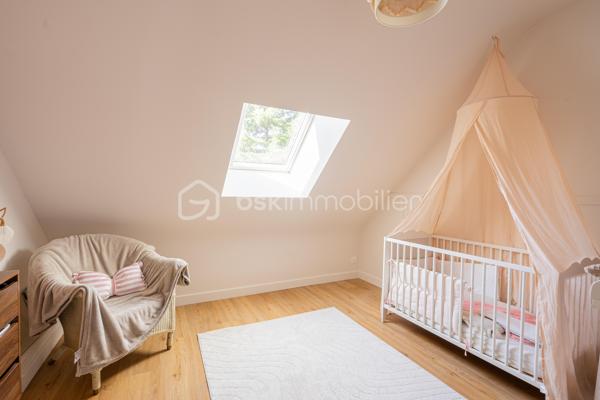 Au coeur de  Villevêque, dans un quartier résidentiel agréable, découvrez cette jolie maison familiale de 124 m² environ , entièrement rénovée en 2023, où confort, modernité et douceur de vivre se conjuguent harmonieusement.

Dès l'entrée, vous serez séduit par son atmosphère chaleureuse, sa décoration soignée et ses espaces parfaitement aménagés. Une maison pleine de charme, prête à accueillir votre famille !
Le rez-de-chaussée s'articule autour d'une superbe pièce de vie de 57m² comprenant un salon, un séjour et une cuisine ouverte, aménagée et équipée. Un espace généreux et accueillant, idéal pour partager de beaux moments en famille ou recevoir vos proches.
Ce niveau dispose également d'une buanderie fonctionnelle , d'un WC séparé et d'une belle suite parentale avec dressing et salle d'eau privative, offrant un véritable espace de confort et d'intimité.
À l'étage, vous découvrirez 3 chambres , permettant à chacun de profiter de son propre espace, ainsi qu'une salle de bains et un WC indépendant. Une configuration pratique et agréable pour répondre aux besoins d'une famille.
Implantée sur une parcelle de 448 m², la maison bénéficie d'un jardin qui complète agréablement l'ensemble et permet de profiter des beaux jours en toute simplicité.

Ses nombreux atouts, ses volumes généreux, son agencement fonctionnel et la qualité de sa rénovation en font une maison familiale pleine de charme, où l’on se sent immédiatement chez soi. Un bien qui allie harmonieusement confort, esthétisme et qualité de vie.
Une visite s'impose pour découvrir tout son potentiel et son atmosphère si accueillante !