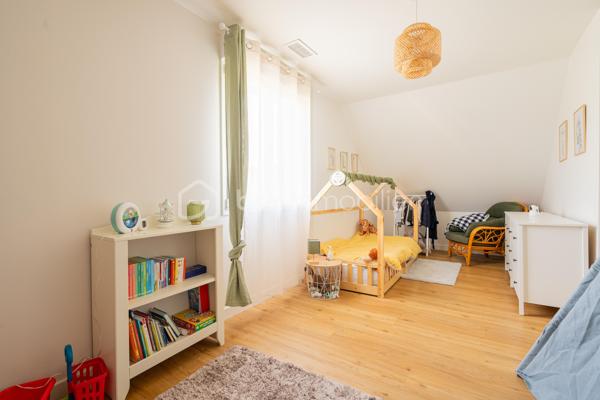 Au coeur de  Villevêque, dans un quartier résidentiel agréable, découvrez cette jolie maison familiale de 124 m² environ , entièrement rénovée en 2023, où confort, modernité et douceur de vivre se conjuguent harmonieusement.

Dès l'entrée, vous serez séduit par son atmosphère chaleureuse, sa décoration soignée et ses espaces parfaitement aménagés. Une maison pleine de charme, prête à accueillir votre famille !
Le rez-de-chaussée s'articule autour d'une superbe pièce de vie de 57m² comprenant un salon, un séjour et une cuisine ouverte, aménagée et équipée. Un espace généreux et accueillant, idéal pour partager de beaux moments en famille ou recevoir vos proches.
Ce niveau dispose également d'une buanderie fonctionnelle , d'un WC séparé et d'une belle suite parentale avec dressing et salle d'eau privative, offrant un véritable espace de confort et d'intimité.
À l'étage, vous découvrirez 3 chambres , permettant à chacun de profiter de son propre espace, ainsi qu'une salle de bains et un WC indépendant. Une configuration pratique et agréable pour répondre aux besoins d'une famille.
Implantée sur une parcelle de 448 m², la maison bénéficie d'un jardin qui complète agréablement l'ensemble et permet de profiter des beaux jours en toute simplicité.

Ses nombreux atouts, ses volumes généreux, son agencement fonctionnel et la qualité de sa rénovation en font une maison familiale pleine de charme, où l’on se sent immédiatement chez soi. Un bien qui allie harmonieusement confort, esthétisme et qualité de vie.
Une visite s'impose pour découvrir tout son potentiel et son atmosphère si accueillante !