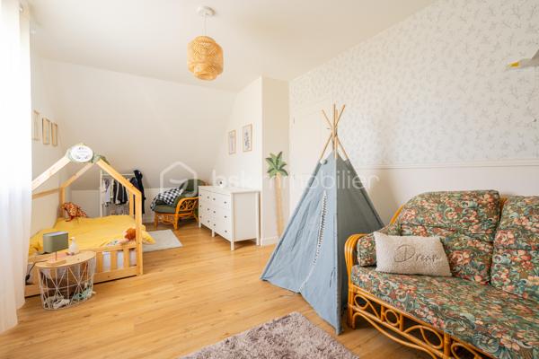 Au coeur de  Villevêque, dans un quartier résidentiel agréable, découvrez cette jolie maison familiale de 124 m² environ , entièrement rénovée en 2023, où confort, modernité et douceur de vivre se conjuguent harmonieusement.

Dès l'entrée, vous serez séduit par son atmosphère chaleureuse, sa décoration soignée et ses espaces parfaitement aménagés. Une maison pleine de charme, prête à accueillir votre famille !
Le rez-de-chaussée s'articule autour d'une superbe pièce de vie de 57m² comprenant un salon, un séjour et une cuisine ouverte, aménagée et équipée. Un espace généreux et accueillant, idéal pour partager de beaux moments en famille ou recevoir vos proches.
Ce niveau dispose également d'une buanderie fonctionnelle , d'un WC séparé et d'une belle suite parentale avec dressing et salle d'eau privative, offrant un véritable espace de confort et d'intimité.
À l'étage, vous découvrirez 3 chambres , permettant à chacun de profiter de son propre espace, ainsi qu'une salle de bains et un WC indépendant. Une configuration pratique et agréable pour répondre aux besoins d'une famille.
Implantée sur une parcelle de 448 m², la maison bénéficie d'un jardin qui complète agréablement l'ensemble et permet de profiter des beaux jours en toute simplicité.

Ses nombreux atouts, ses volumes généreux, son agencement fonctionnel et la qualité de sa rénovation en font une maison familiale pleine de charme, où l’on se sent immédiatement chez soi. Un bien qui allie harmonieusement confort, esthétisme et qualité de vie.
Une visite s'impose pour découvrir tout son potentiel et son atmosphère si accueillante !