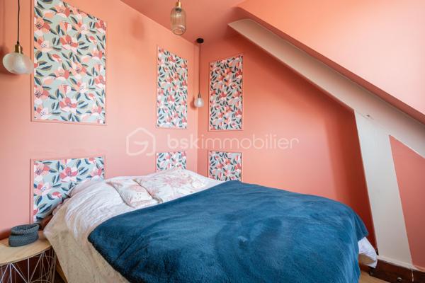 Au coeur de  Villevêque, dans un quartier résidentiel agréable, découvrez cette jolie maison familiale de 124 m² environ , entièrement rénovée en 2023, où confort, modernité et douceur de vivre se conjuguent harmonieusement.

Dès l'entrée, vous serez séduit par son atmosphère chaleureuse, sa décoration soignée et ses espaces parfaitement aménagés. Une maison pleine de charme, prête à accueillir votre famille !
Le rez-de-chaussée s'articule autour d'une superbe pièce de vie de 57m² comprenant un salon, un séjour et une cuisine ouverte, aménagée et équipée. Un espace généreux et accueillant, idéal pour partager de beaux moments en famille ou recevoir vos proches.
Ce niveau dispose également d'une buanderie fonctionnelle , d'un WC séparé et d'une belle suite parentale avec dressing et salle d'eau privative, offrant un véritable espace de confort et d'intimité.
À l'étage, vous découvrirez 3 chambres , permettant à chacun de profiter de son propre espace, ainsi qu'une salle de bains et un WC indépendant. Une configuration pratique et agréable pour répondre aux besoins d'une famille.
Implantée sur une parcelle de 448 m², la maison bénéficie d'un jardin qui complète agréablement l'ensemble et permet de profiter des beaux jours en toute simplicité.

Ses nombreux atouts, ses volumes généreux, son agencement fonctionnel et la qualité de sa rénovation en font une maison familiale pleine de charme, où l’on se sent immédiatement chez soi. Un bien qui allie harmonieusement confort, esthétisme et qualité de vie.
Une visite s'impose pour découvrir tout son potentiel et son atmosphère si accueillante !
