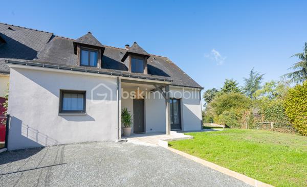 Au coeur de  Villevêque, dans un quartier résidentiel agréable, découvrez cette jolie maison familiale de 124 m² environ , entièrement rénovée en 2023, où confort, modernité et douceur de vivre se conjuguent harmonieusement.

Dès l'entrée, vous serez séduit par son atmosphère chaleureuse, sa décoration soignée et ses espaces parfaitement aménagés. Une maison pleine de charme, prête à accueillir votre famille !
Le rez-de-chaussée s'articule autour d'une superbe pièce de vie de 57m² comprenant un salon, un séjour et une cuisine ouverte, aménagée et équipée. Un espace généreux et accueillant, idéal pour partager de beaux moments en famille ou recevoir vos proches.
Ce niveau dispose également d'une buanderie fonctionnelle , d'un WC séparé et d'une belle suite parentale avec dressing et salle d'eau privative, offrant un véritable espace de confort et d'intimité.
À l'étage, vous découvrirez 3 chambres , permettant à chacun de profiter de son propre espace, ainsi qu'une salle de bains et un WC indépendant. Une configuration pratique et agréable pour répondre aux besoins d'une famille.
Implantée sur une parcelle de 448 m², la maison bénéficie d'un jardin qui complète agréablement l'ensemble et permet de profiter des beaux jours en toute simplicité.

Ses nombreux atouts, ses volumes généreux, son agencement fonctionnel et la qualité de sa rénovation en font une maison familiale pleine de charme, où l’on se sent immédiatement chez soi. Un bien qui allie harmonieusement confort, esthétisme et qualité de vie.
Une visite s'impose pour découvrir tout son potentiel et son atmosphère si accueillante !
