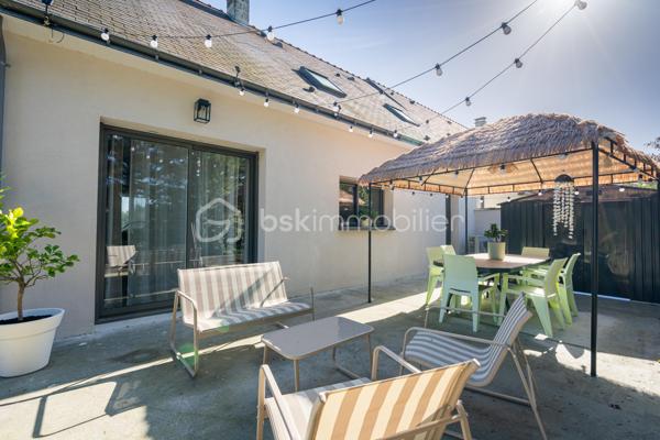 Au coeur de  Villevêque, dans un quartier résidentiel agréable, découvrez cette jolie maison familiale de 124 m² environ , entièrement rénovée en 2023, où confort, modernité et douceur de vivre se conjuguent harmonieusement.

Dès l'entrée, vous serez séduit par son atmosphère chaleureuse, sa décoration soignée et ses espaces parfaitement aménagés. Une maison pleine de charme, prête à accueillir votre famille !
Le rez-de-chaussée s'articule autour d'une superbe pièce de vie de 57m² comprenant un salon, un séjour et une cuisine ouverte, aménagée et équipée. Un espace généreux et accueillant, idéal pour partager de beaux moments en famille ou recevoir vos proches.
Ce niveau dispose également d'une buanderie fonctionnelle , d'un WC séparé et d'une belle suite parentale avec dressing et salle d'eau privative, offrant un véritable espace de confort et d'intimité.
À l'étage, vous découvrirez 3 chambres , permettant à chacun de profiter de son propre espace, ainsi qu'une salle de bains et un WC indépendant. Une configuration pratique et agréable pour répondre aux besoins d'une famille.
Implantée sur une parcelle de 448 m², la maison bénéficie d'un jardin qui complète agréablement l'ensemble et permet de profiter des beaux jours en toute simplicité.

Ses nombreux atouts, ses volumes généreux, son agencement fonctionnel et la qualité de sa rénovation en font une maison familiale pleine de charme, où l’on se sent immédiatement chez soi. Un bien qui allie harmonieusement confort, esthétisme et qualité de vie.
Une visite s'impose pour découvrir tout son potentiel et son atmosphère si accueillante !